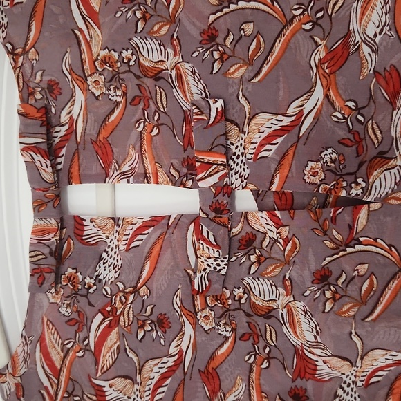 Beautiful Cabi sleeveless peplum top. Dusty lavender color with bird pattern. - Picture 5 of 6